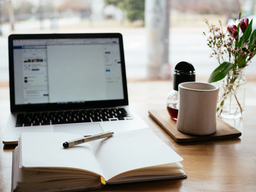 Mesa de estudo com notebook, caderno e café